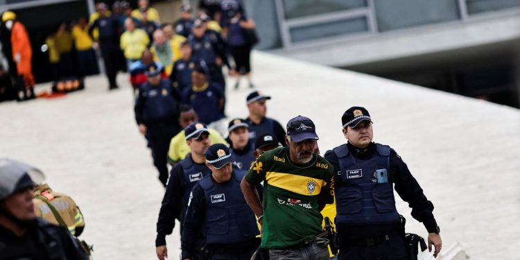 PF libera idosos e mães com crianças detidos em atos golpistas