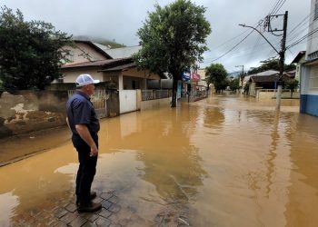 Casagrande visita Mimoso do Sul após fortes chuvas
