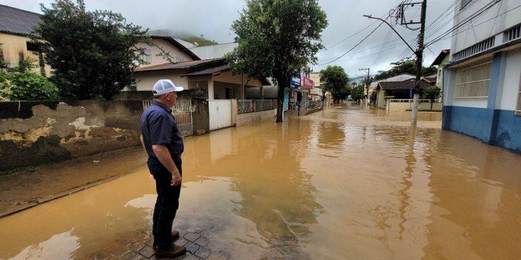 Casagrande visita Mimoso do Sul após fortes chuvas
