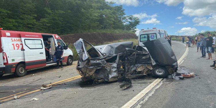 Acidente entre carro e caminhão deixa uma pessoa morta na BR-259, em Colatina
