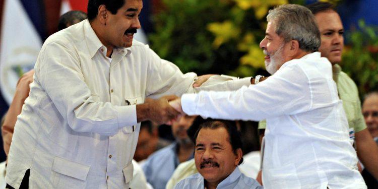 Lula altera agenda e se reúne com Maduro em viagem à Argentina