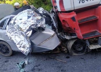 Colisão frontal mata seis pessoas na BR-101, em Sooretama