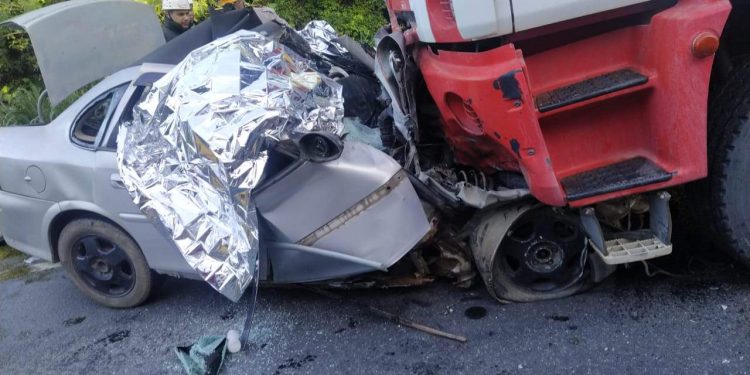 Colisão frontal mata seis pessoas na BR-101, em Sooretama