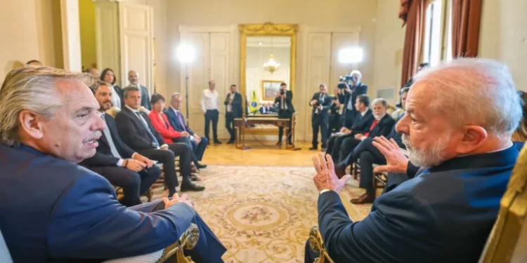 Lula vai usar dinheiro do BNDES para ajudar países vizinhos