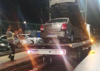 Motoristas que ofereciam transporte clandestino no Aeroporto de Vitória são autuados