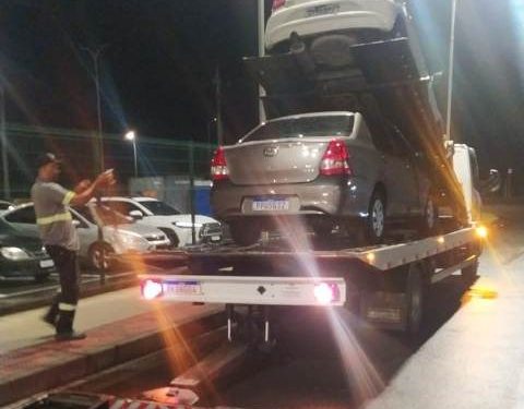 Motoristas que ofereciam transporte clandestino no Aeroporto de Vitória são autuados