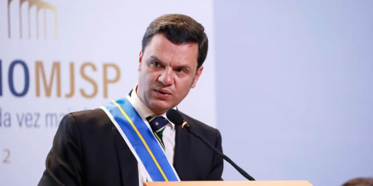 Moraes ordena prisão de Torres; PF cumpre buscas em residência