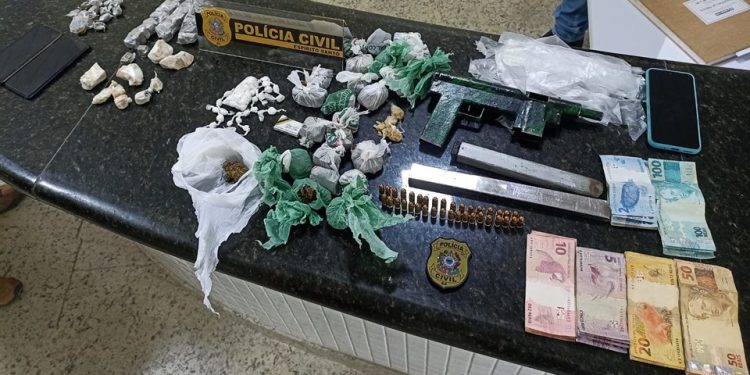 Operação da Polícia Civil prende três pessoas e apreende arma, drogas e dinheiro em Linhares