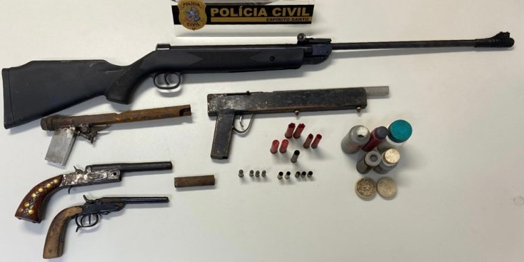 Operação apreende armas e veículo com documento falso em ferro-velho na zona rural de Vila Valério