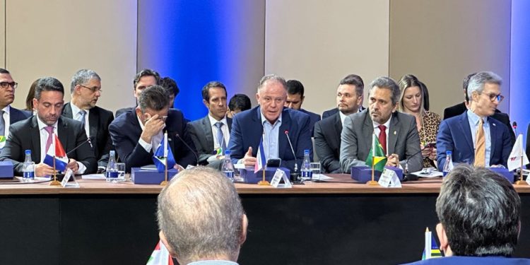 Casagrande participa de reunião do Fórum dos Governadores em Brasília