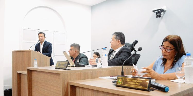 Deputado eleito Lucas Scaramussa prestigia posse da Mesa Diretora da Câmara de São Mateus