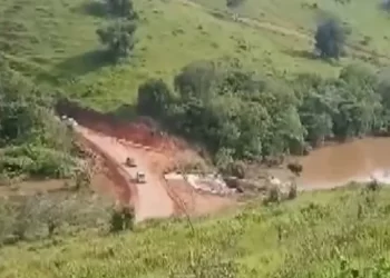 BR-101 Bahia: moradores fazem desvio improvisado após interdição de trecho entre as cidades de Teixeira de Freitas e Itamaraju/BA