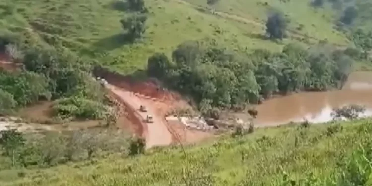BR-101 Bahia: moradores fazem desvio improvisado após interdição de trecho entre as cidades de Teixeira de Freitas e Itamaraju/BA