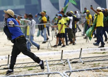 Planalto e STF têm vidros e móveis depredados