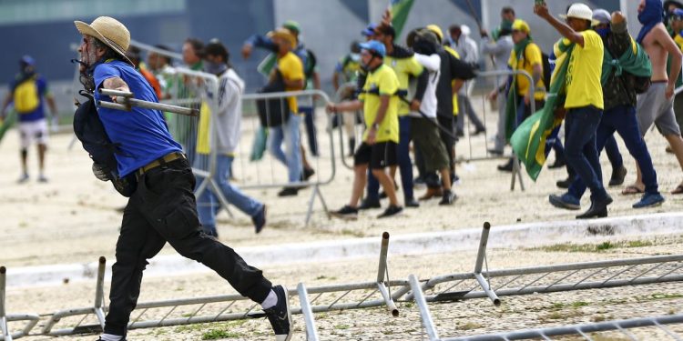 Planalto e STF têm vidros e móveis depredados