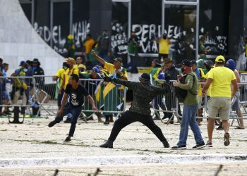 Manifestantes invadem Congresso, Planalto e STF