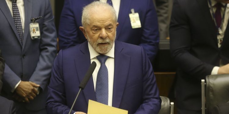 Em seu primeiro dia como presidente, Lula assina 52 decretos e 4 MPs