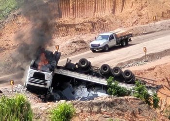 VÍDEO | Carreta pega fogo após tombar em desvio na BR-101