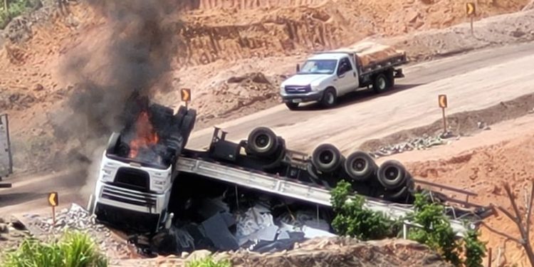 VÍDEO | Carreta pega fogo após tombar em desvio na BR-101