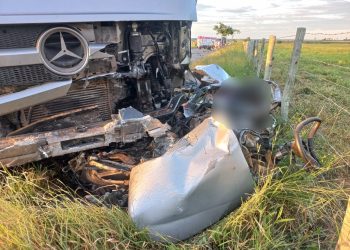 Grave acidente entre carro e carreta deixa mortos na ES-130 entre Pinheiros e Montanha