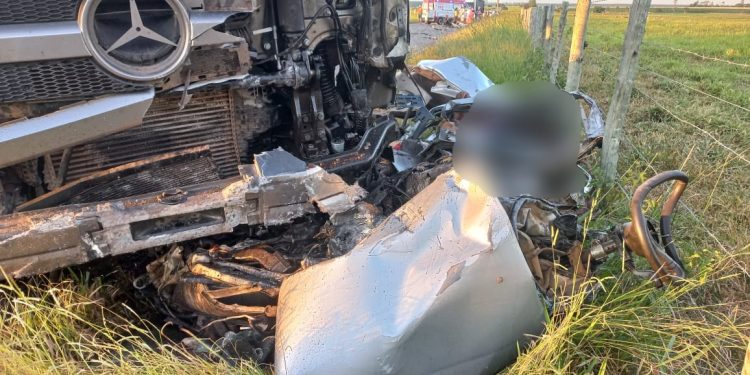 Grave acidente entre carro e carreta deixa mortos na ES-130 entre Pinheiros e Montanha