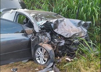 Acidente envolvendo três carros deixa cinco pessoas feridas na BR-101, em Fundão