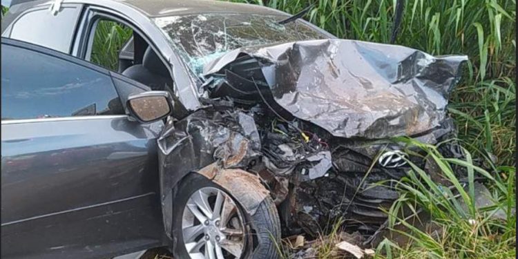 Acidente envolvendo três carros deixa cinco pessoas feridas na BR-101, em Fundão