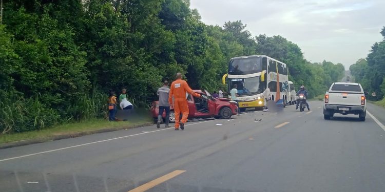 Acidente deixa três pessoas mortas e outras duas feridas na BR-101, em Conceição da Barra