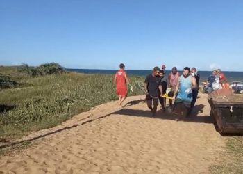 Após barco ficar 14 dias à deriva, pescador morre e outros três são resgatados em Guriri
