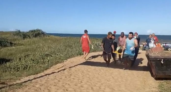 Após barco ficar 14 dias à deriva, pescador morre e outros três são resgatados em Guriri