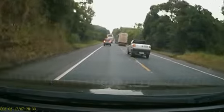Vídeo mostra momento do acidente que matou três pessoas na BR-101, em Conceição da Barra