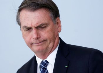 Bolsonaro reclama de salário de R$ 33 mil e diz que às vezes esquecia da esposa