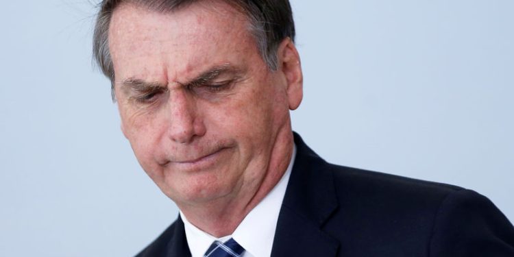 Bolsonaro reclama de salário de R$ 33 mil e diz que às vezes esquecia da esposa