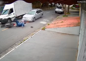 Homem pega o carro e atropela bandidos após sofrer assalto