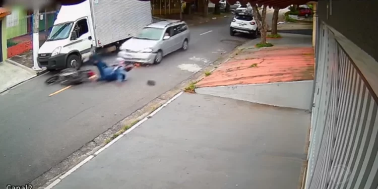 Homem pega o carro e atropela bandidos após sofrer assalto