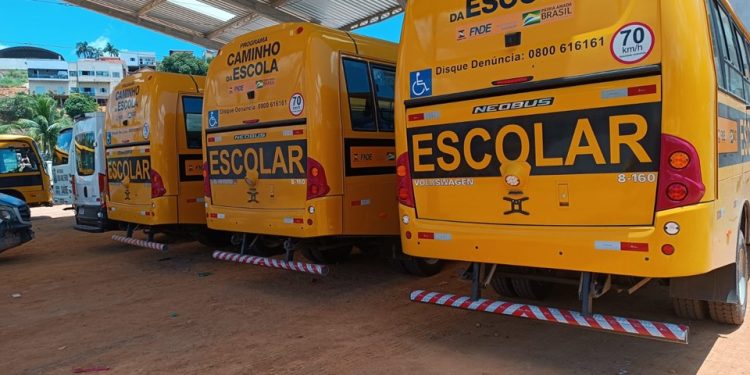 Sedu realiza entrega de veículos escolares ao município de Vila Valério