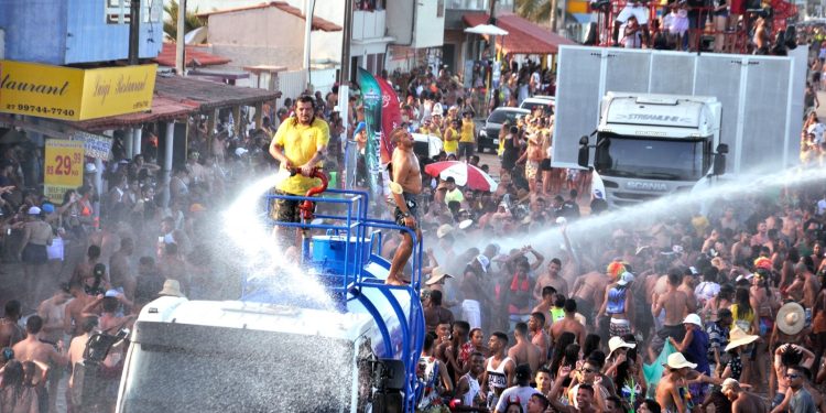 Turistas elogiam Carnaval de Guriri e comerciantes comemoram sucesso