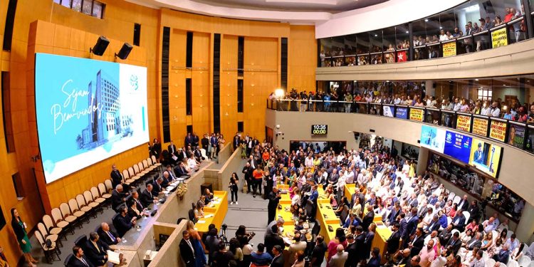 Deputados estaduais tomam posse em sessão solene