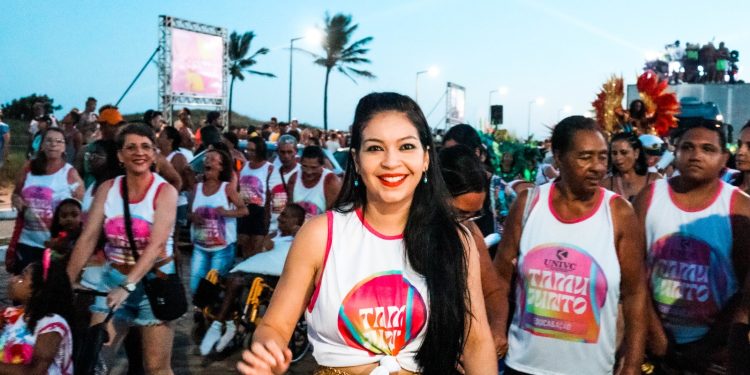 Fotos | Bloco Tamojunto, da Educação, toma conta do corredor da folia e encanta Guriri