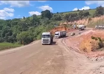 Acesso de veículos pesados é liberado no desvio entre Teixeira de Freitas e Itamaraju; rodovia ficou interditada após temporais