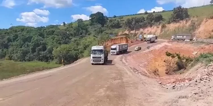 Acesso de veículos pesados é liberado no desvio entre Teixeira de Freitas e Itamaraju; rodovia ficou interditada após temporais