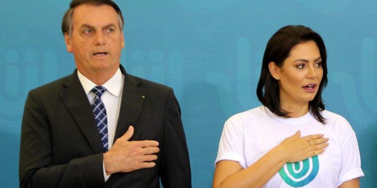 Bolsonaro tentou trazer ilegalmente joias de R$ 16,5 milhões para Michelle