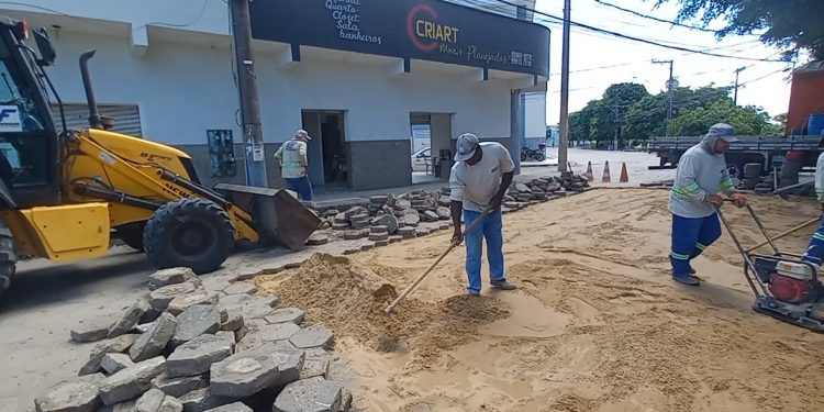 Múltiplas frentes de trabalho para colocar em dia a limpeza e conservação de ruas em São Mateus