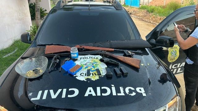 Homem é preso com armas e munições em Guriri; prisão aconteceu durante atendimento a uma vítima de violência doméstica