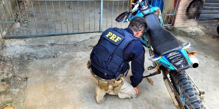 Ações da PRF resultam em prisões, apreensão de droga e veículos recuperados nesta quarta no ES