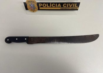 Homem armado com facão é preso após perseguir companheira até a delegacia de Jaguaré