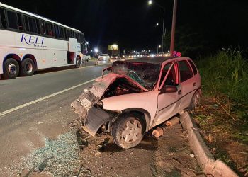 Acidente entre ônibus e carro deixa uma pessoa morta na BR-262, em Viana