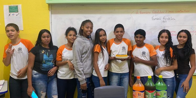 Aluno atendido pela Educação Especial ganha primeira festa de aniversário em escola de Ecoporanga