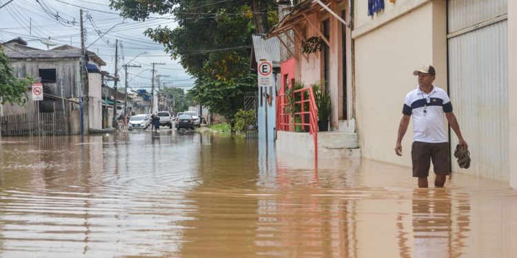 Com milhares sem abrigo, Rio Branco deve sofrer com mais chuvas fortes