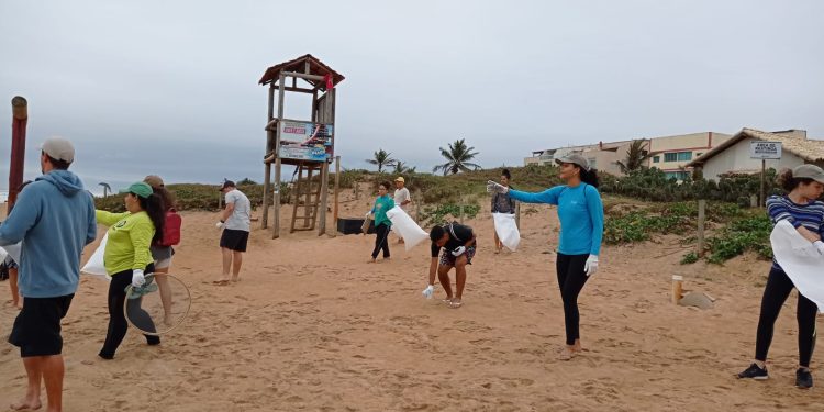 Escoteiros apoiam Meros do Brasil em limpeza de praia neste sábado em Guriri